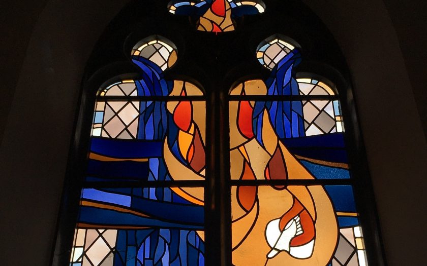 Der Heilige Geist - Ausschnitt aus einem Kirchenfenster der Johanneskirche in Partenkirchen | Bild: Martin Dubberke