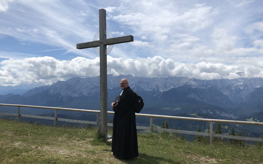 Pfarrer Martin Dubberke mit Rucksack auf dem Wank - bereit zum Berggottesdienst | Foto: Christiane Lehmacher-Dubberke