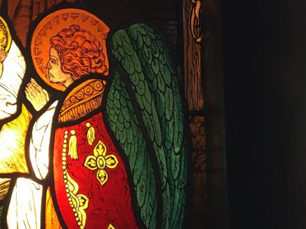 Engel im Krippenfenster der Johanneskirche zu Partenkirchen | Bild: Martin Dubberke