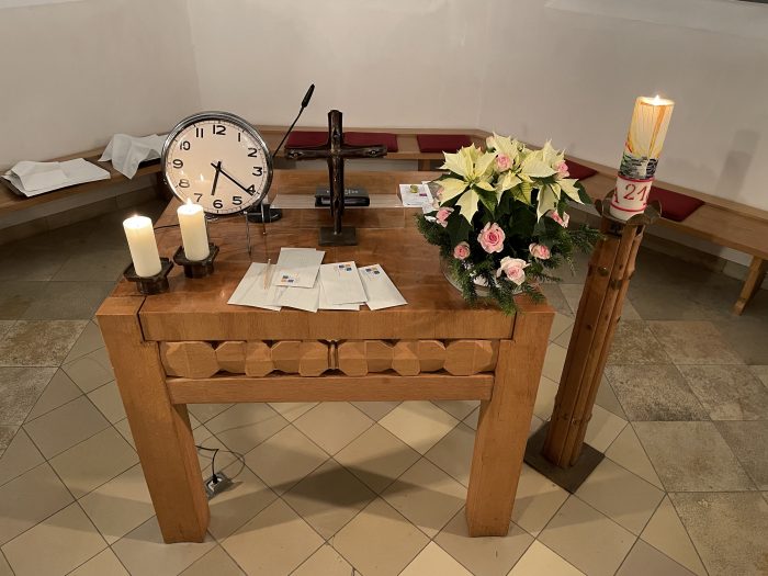 Altar in der Johanneskirche am Altjahrsabend 2021 - Meine Zeit in deinen Händen | Bild: Martin Dubberke