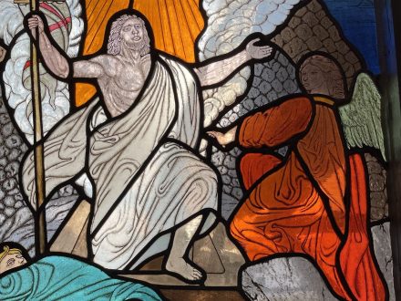 Ostern - Die Auferstehung Jesu Christi - Kirchenfenster in der Johanneskirche zu Partenkirchen | Bild: Martin Dubberke