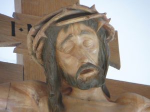 Der gekreuzigte Jesus in der Johanneskirche zu Partenkirchen | Bild: Martin Dubberke