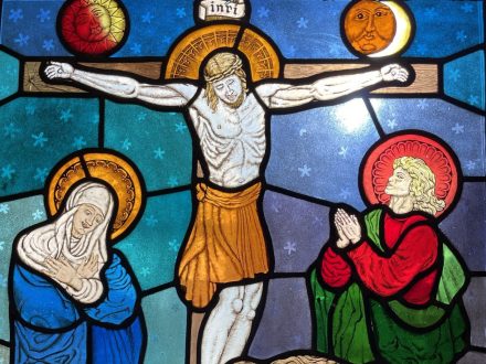 Kreuzigung Jesu - Ausschnitt aus einem Kirchenfester der Johanneskirche zu Partenkirchen | Bild: Martin Dubberke (20220413_152436384_iOS)