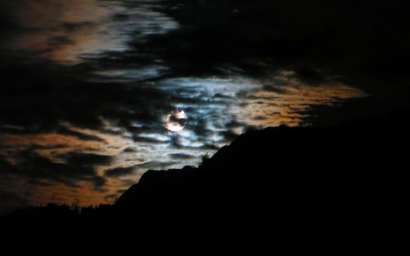 Der Mond über Partenkirchen | Bild: Martin Dubberke