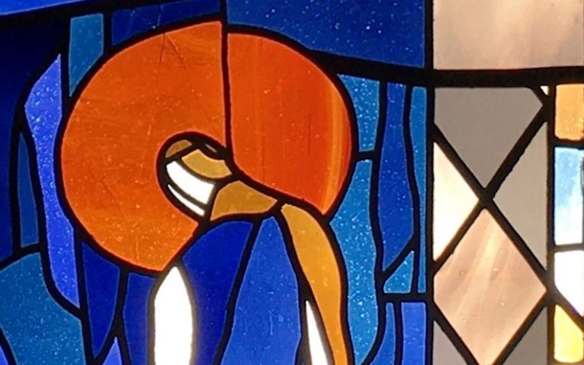 Jesu Taufe - Ausschnitt aus einem Kirchenfenster der Johanneskirche zu Partenkirchen | Bild: Martin Dubberke