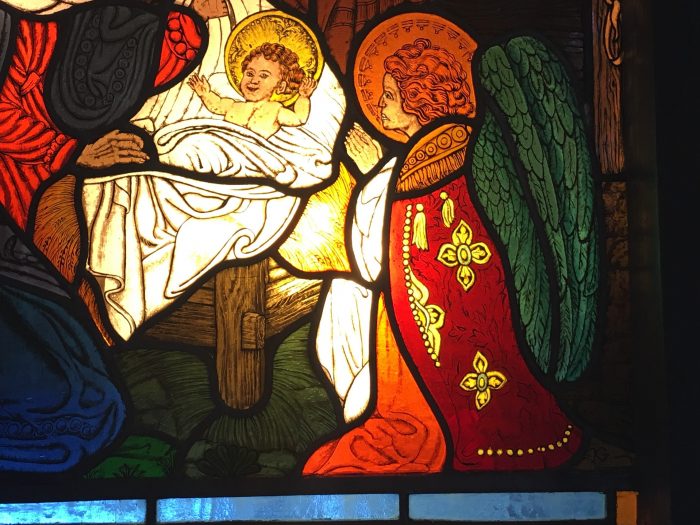 Der Engel im Weihnachstkrippenfenster der Johanneskirche zu Partenkirchen | Bild: Martin Dubberke