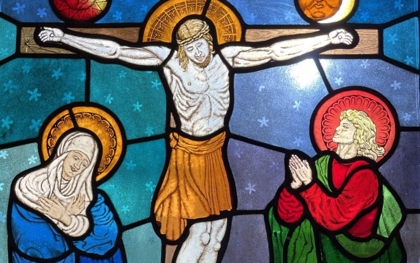 Kreuzigung Jesu - Ausschnitt aus einem Kirchenfester der Johanneskirche zu Partenkirchen | Bild: Martin Dubberke (20220413_152436384_iOS)