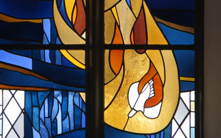 Der Heilige Geist - Die Taube des Friedens im Altarfenster der Johanneskirche zu Partenkirchen | Bild: Martin Dubberke