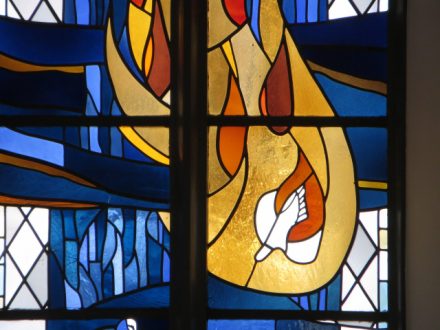 Der Heilige Geist - Die Taube des Friedens im Altarfenster der Johanneskirche zu Partenkirchen | Bild: Martin Dubberke