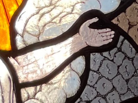 Die Hand Jesu (Ausschnitt aus einem Kirchenfenster der Johanneskirche zu Partenkirchen) | Bild Martin Dubberke