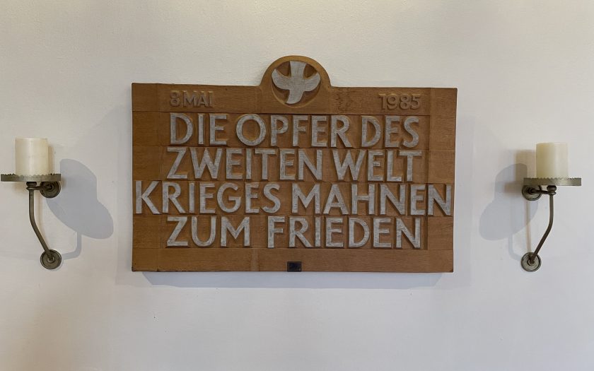 Erinnerungs- und Gedenktafel für die Opfer des Zweiten Weltkriegs in der Johanneskirche zu Partenkirchen | Bild: Martin Dubberke